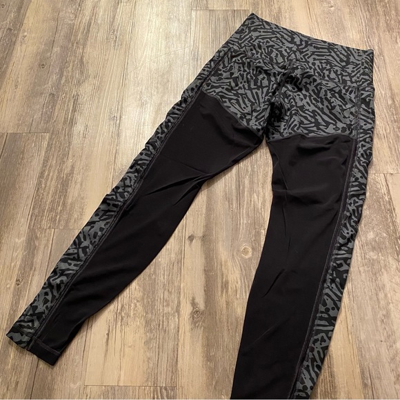 lululemon athletica Pants - Gray Patterned Lululemon Hot To Street Leggings